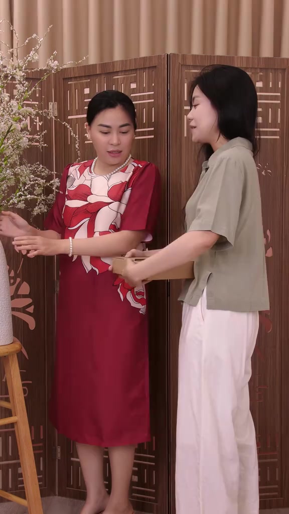 M COLLECTION | Váy Đầm Nữ Trung Niên Tặng Mẹ, Bà Suông Tơ 2 Lớp Xẻ Tà Cài Nút Tay Lỡ Thêu Hoa D12779 | BigBuy360 - bigbuy360.vn