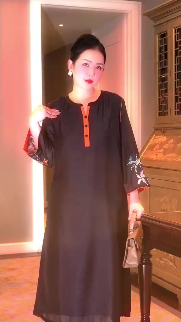 M COLLECTION | Váy Đầm Tiệc Suông Nữ Trung Niên Tặng Mẹ Tơ Cổ Tròn Cài Nút Tay Lỡ Thêu Hoa D13167 | BigBuy360 - bigbuy360.vn