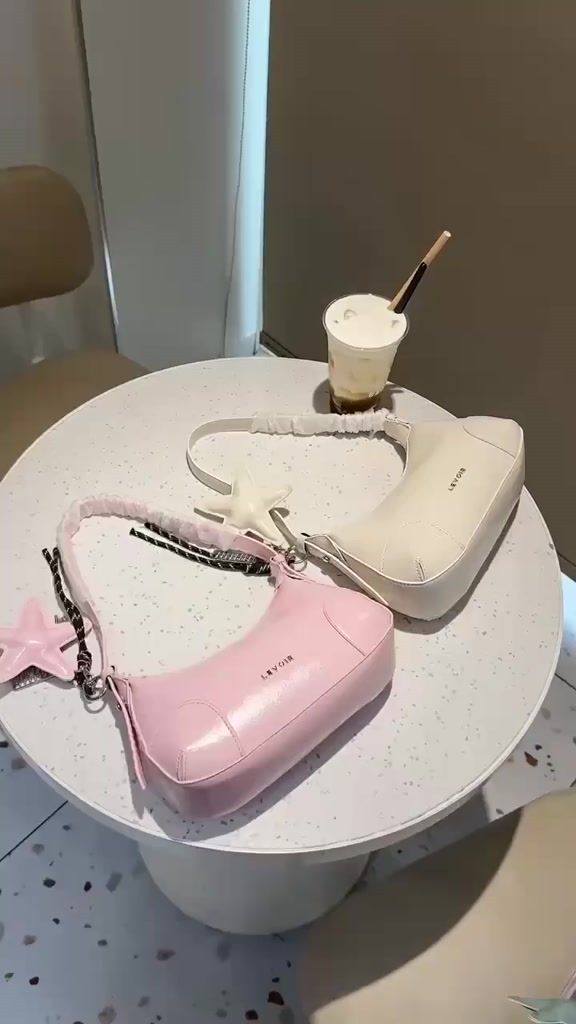 Túi Xách Nữ Kẹp Nách Da Bóng Size 21 Kèm Charm Levoi Sang Trọng – HT553 | BigBuy360 - bigbuy360.vn