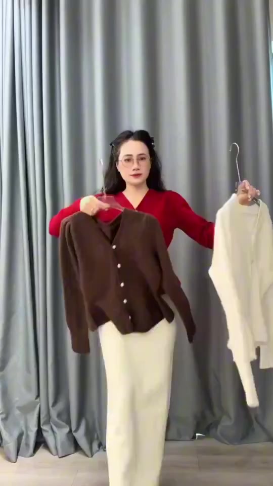 Áo Len Nữ Dáng Peplum Cổ Tim Đính Nút Ngọc – Thanh Lịch, Tôn Dáng ✨ | BigBuy360 - bigbuy360.vn