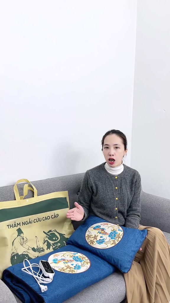 Gối Thảo Dược Ngải Cứu Sưởi Điện Chính Hãng EMA giúp làm ấm, giảm đau mỏi cổ vai gáy, hỗ trợ ngủ sâu | BigBuy360 - bigbuy360.vn