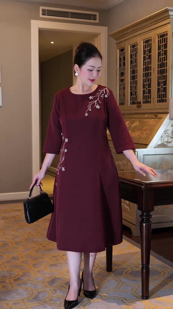 M COLLECTION | Váy Đầm Suông Nữ Trung Niên Tặng Mẹ Lụa Dày Thêu Hoa Tay Lỡ Cổ Tròn Dự Tiệc D13192 | BigBuy360 - bigbuy360.vn