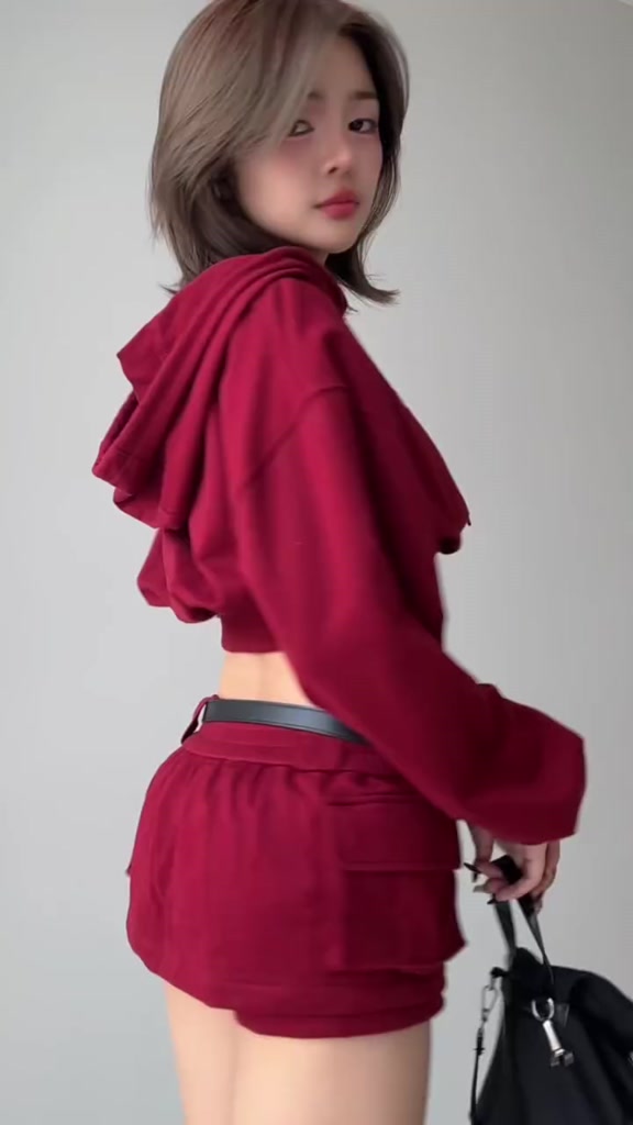 Set Đồ Thể Thao Croptop Hoodie & Quần Short Cargo Màu Đỏ Đô | BigBuy360 - bigbuy360.vn