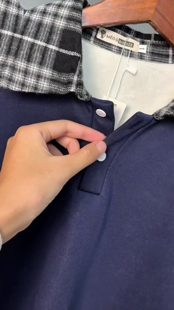 Áo Sweater nữ BIGSIZE Banamo áo nỉ trơn phối cổ bẻ sơ mi caro cài nút basic Hàn Quốc dễ thương 3900 | BigBuy360 - bigbuy360.vn