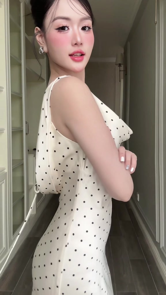 Đầm Lụa Dự Tiệc 2 Dây Dáng Dài Cổ Đỗ Phía Sau Lưng Khoét Sâu Có Dây Buộc -  Laira Dress | BigBuy360 - bigbuy360.vn