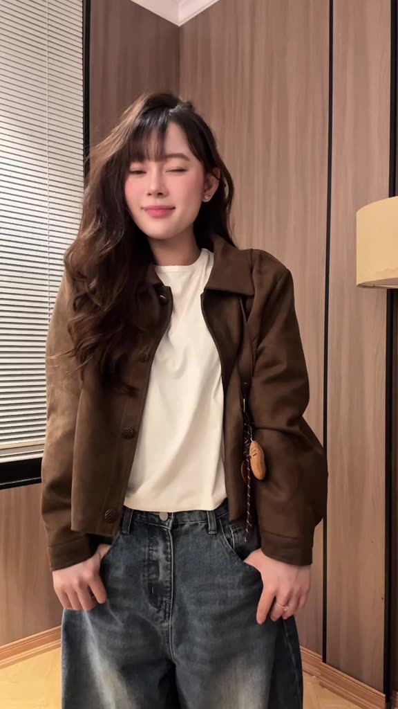 ÁO KHOÁC DA LỘN DÁNG CROPTOP CÚC ĐỒNG MÀU NÂU ĐẬM CỔ BẺ DÁNG NGẮN - DÀNH CHO NỮ | BigBuy360 - bigbuy360.vn
