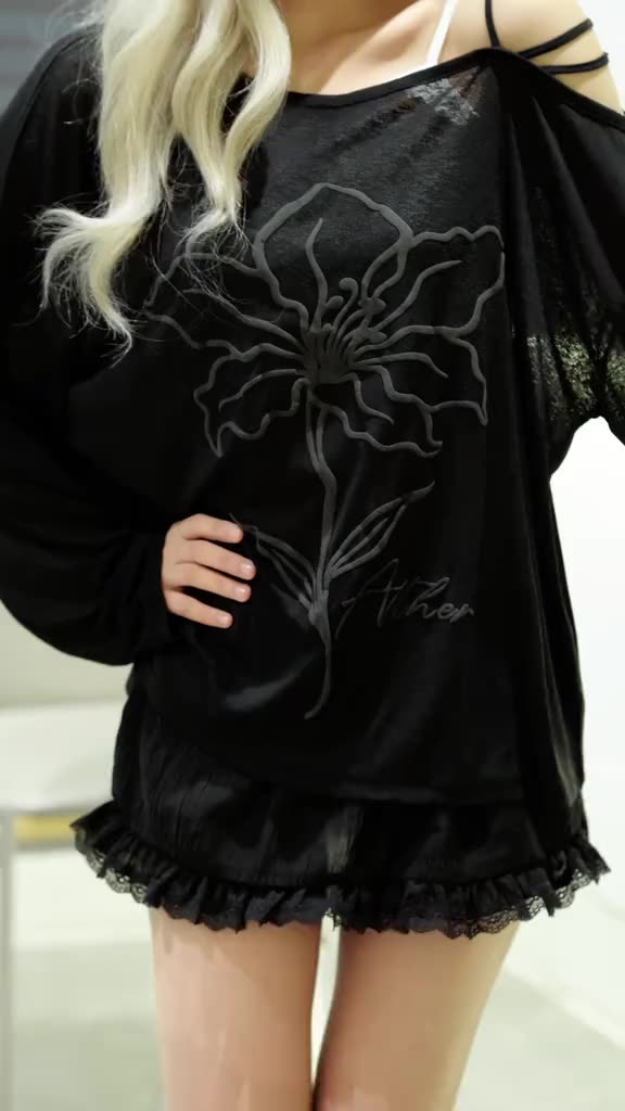 Áo thun nữ dài tay dáng rộng trễ vai hình in hoa dễ thương - AT03 | BigBuy360 - bigbuy360.vn