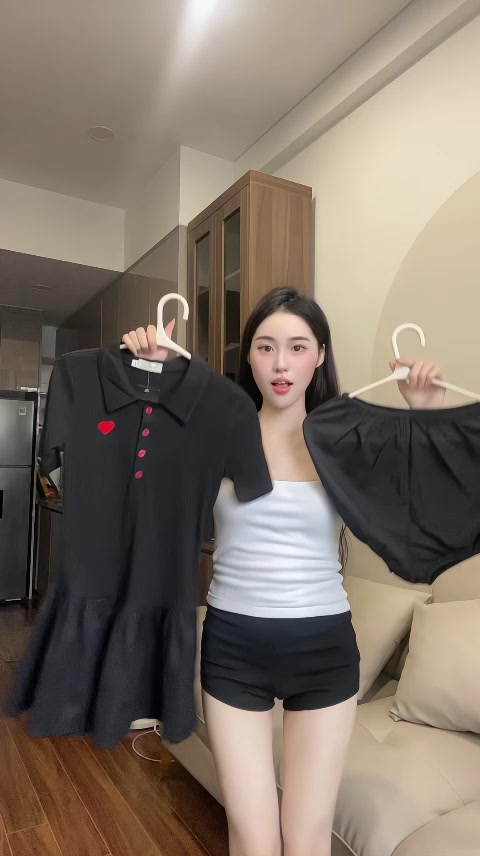 Váy body nữ Váy POLO cộc tay thêu trái tim nhiều khuy dáng xoè sang chảnh | BigBuy360 - bigbuy360.vn