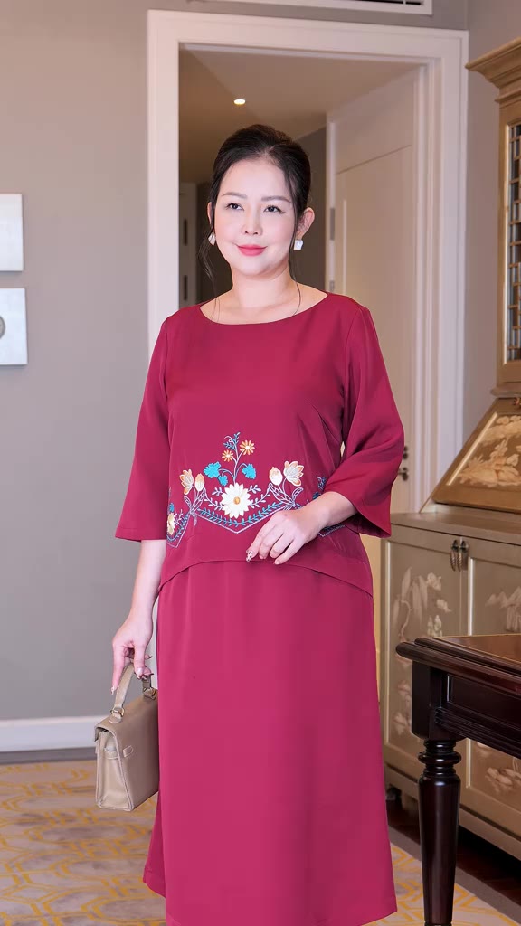 M COLLECTION | Váy Đầm Nữ Trung Niên Tặng Mẹ Phom Suông Vải Lụa Dày Thêu Hoa Tay Lỡ Cổ Tròn D13133 | BigBuy360 - bigbuy360.vn