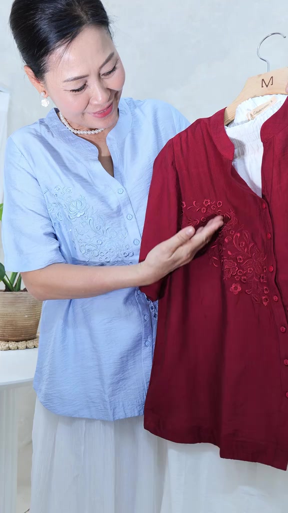 M COLLECTION | Áo Kiểu Nữ Trung Niên Tặng Mẹ, Bà Cài Nút Cổ Trụ Lụa Thêu Hoa Chìm Tay Ngắn A11460 | BigBuy360 - bigbuy360.vn