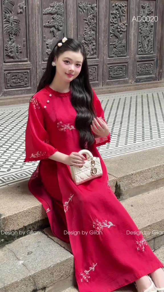 Áo dài tết cách tân đỏ Giian dáng suông 4 tà thiết kế cổ tròn cách điệu phối tay loe họa tiết hoa thêu vải tơ AD0020 | BigBuy360 - bigbuy360.vn