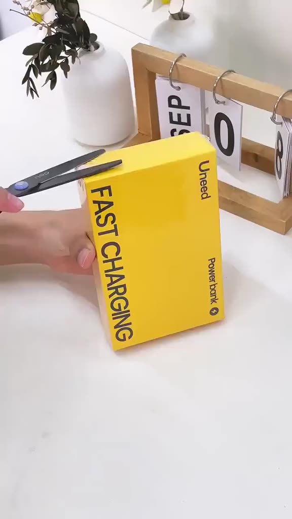 【CCC】UNEED Sạc dự phòng 30000mAh, sạc nhanh không dây PD35W, Có kèm phích cắm Thích hợp iP14-17 Samsun | BigBuy360 - bigbuy360.vn