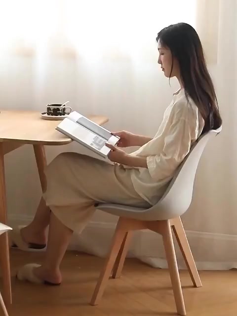 Ghế trang điểm có tựa lưng, chỗ ngồi thoải mái và đệm dễ lau chùi, phù hợp với bàn trang điểm. | BigBuy360 - bigbuy360.vn