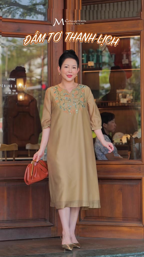 M COLLECTION | Váy Đầm Suông Nữ Trung Niên Tặng Mẹ Vải Tơ Thêu Hoa Cổ Chữ V Tay Lỡ Bo Gấu D13563 | BigBuy360 - bigbuy360.vn