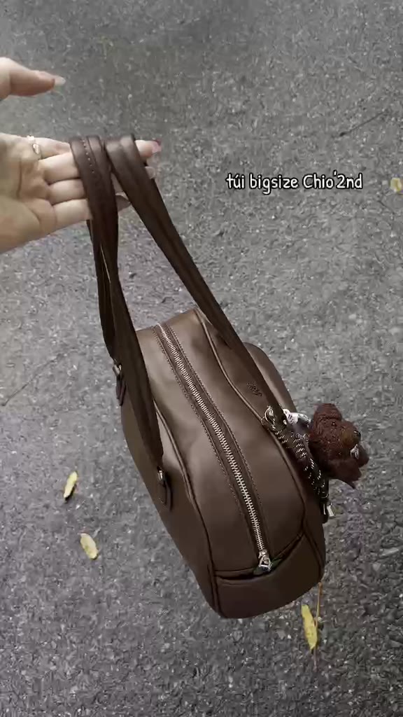 Túi hộp chio2nd cổ điển đeo vai bigsize 33 kèm charm gấu - Túi Đeo Vai | BigBuy360 - bigbuy360.vn