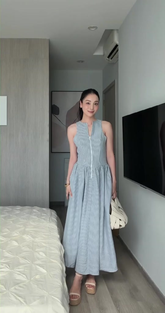 Váy Maxi Nữ Sát Nách Kẻ Xanh Mát Dịu SHEMODA ZIPPY DRESS Chất Liệu Cao Cấp Thanh Lịch | BigBuy360 - bigbuy360.vn