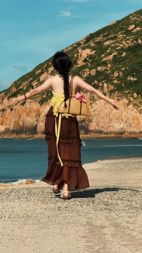 Áo cổ yếm chất tơ xốp nhăn phối nút, dáng peplum xòe nhẹ nữ tính La Boutique SS26 - AK024-2605LAT | BigBuy360 - bigbuy360.vn