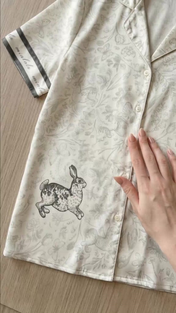 Đồ mặc nhà lụa cổ điển Mialala 5469 phiên bản cúc trắng họa tiết con thỏ | BigBuy360 - bigbuy360.vn