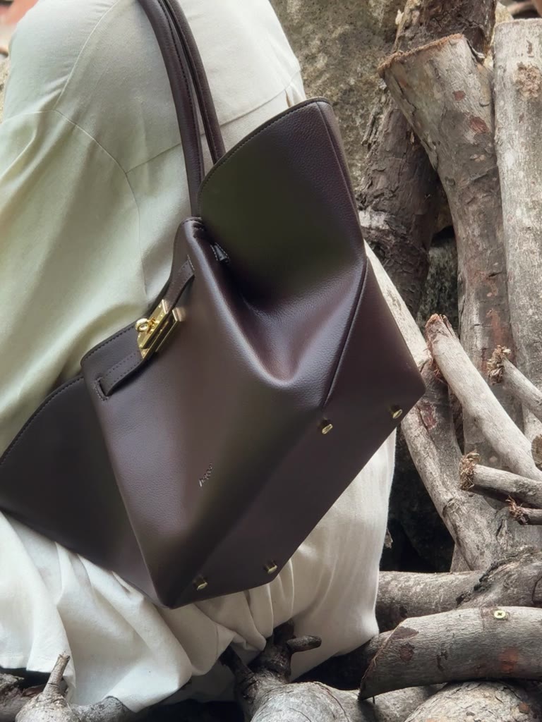 BAGA Goda Size M - Túi Xách Nữ Da PU Mềm, Thiết Kế Tối Giản, Màu Choco (Chưa Kèm Charm, Charm Giảm 30%) | BigBuy360 - bigbuy360.vn