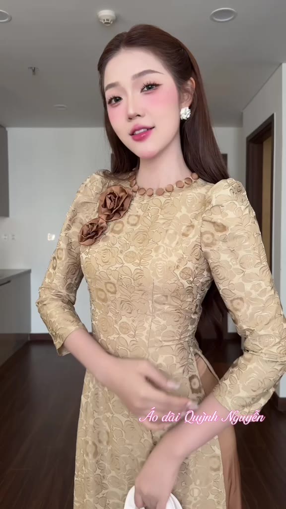 Áo dài gấm Minh Châu cổ tròn phối cúc kết hoa nổi dáng ôm tay bồng ngắn trẻ trung mỏng nhẹ mát không nhắn MÃ TK211 | BigBuy360 - bigbuy360.vn