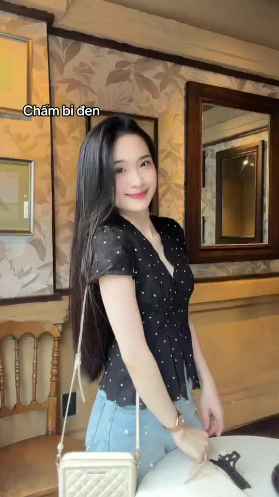 Áo sơ mi cổ V xô hoa thêu chấm bi viền ren trẻ trung LAMO - B1567 | BigBuy360 - bigbuy360.vn