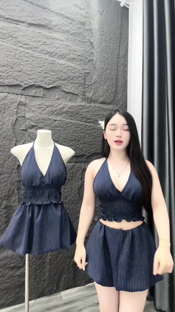 Set Kẻ Xanh Gồm Áo Cổ Yếm Có Mút Dáng Croptop + Chân Váy Bí Cạp Thấp Kẻ Sọc | BigBuy360 - bigbuy360.vn