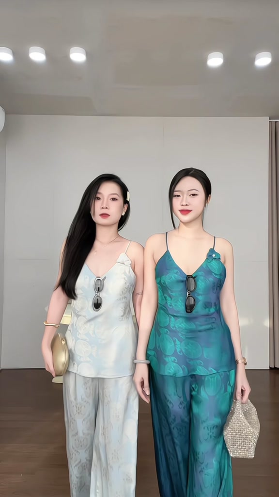 LYC FASHION - Hải Tước Set 2 Dây Cổ V Kèm Quần Ống Rộng | BigBuy360 - bigbuy360.vn