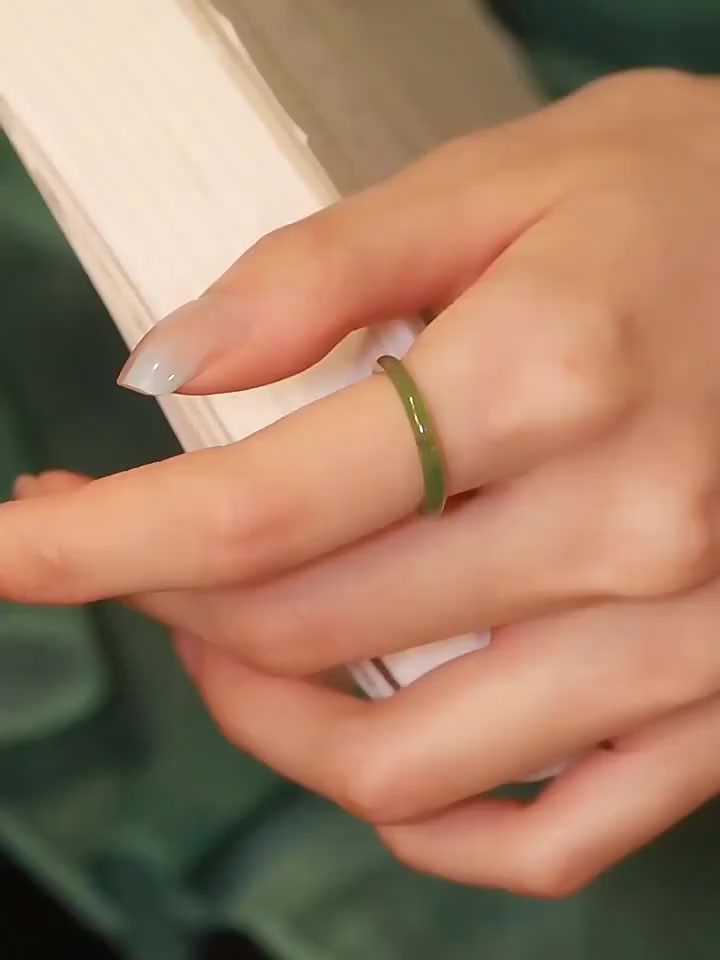 Nhẫn nữ màu xanh lá cây thiết kế độc đáo