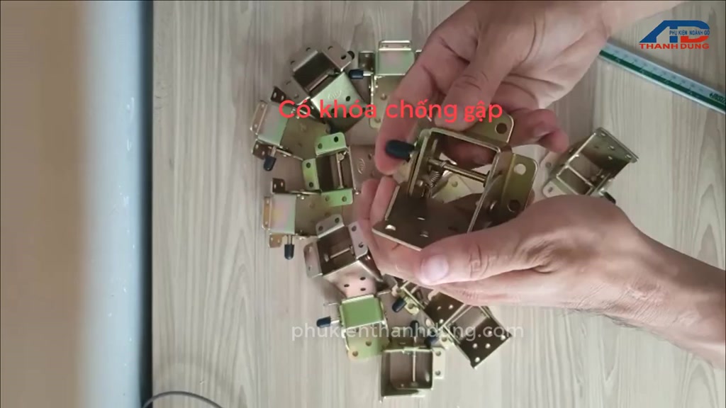 Bản lề chân bàn gấp gọn thông minh, Pat chân bàn xếp gọn tiện dụng, chất thép dày 2.5mm chắc chắn | BigBuy360 - bigbuy360.vn