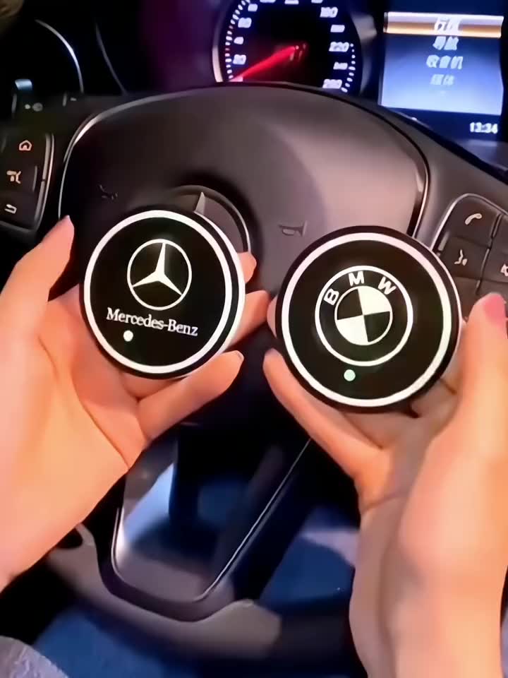 Lót cốc nước trên ô tô có đèn LED RGB cảm biến rung