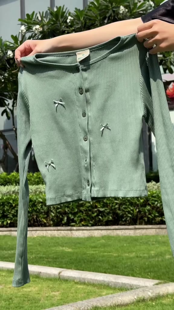 Áo cardigan form lửng tay dài đính nơ random | MOODIE BRAND | BigBuy360 - bigbuy360.vn
