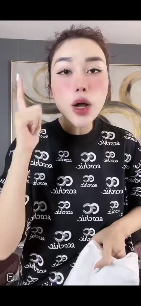 Chân Váy Xếp Li Ngắn Dáng Xoè ECOCHIC Logo Tag Kim Loại Hồng Ghi Nâu Đen Trắng F537 | BigBuy360 - bigbuy360.vn