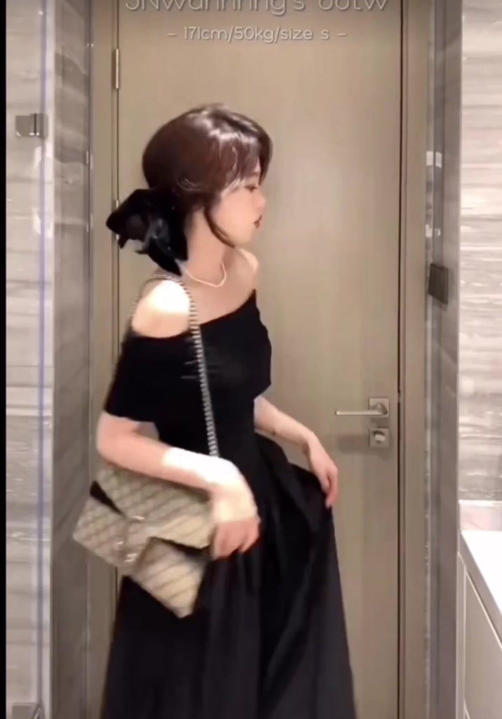 Những mẫu váy trễ vai nữ dài đáng mua trong năm nay