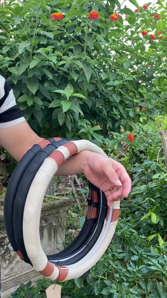 Bọc vô lăng ô tô chất liệu da bò thật nguyên tấm cho các dòng xe 4 đến 16 chỗ size 38cm | BigBuy360 - bigbuy360.vn