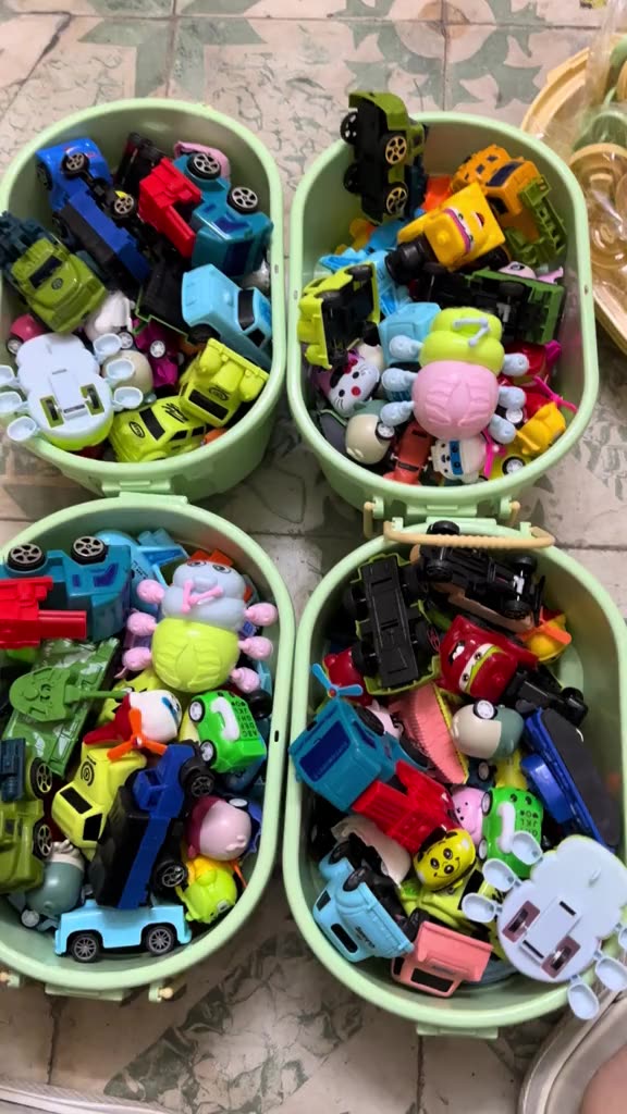 Hộp 40 ô tô đồ chơi chạy cót