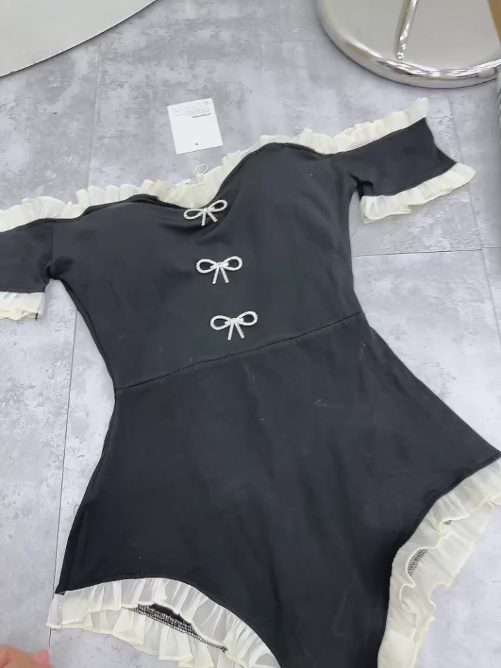 Bikini Swimsuit 1 Mảnh Bệt Vai Đính Nơ Đá Cài Phối Viền Ren Tơ Đầm Đi Biển Có Đệm Ngực Dáng Ôm Body | BigBuy360 - bigbuy360.vn