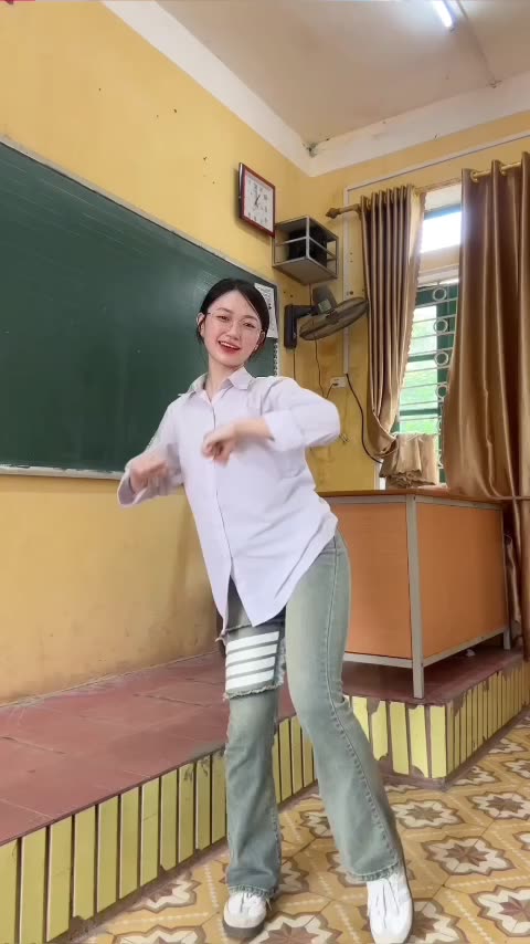 Quần Jean bò ống Loe 4 Vạch Màu Bụi cho nam nữ chất mịn đẹp, trẻ trung | BigBuy360 - bigbuy360.vn