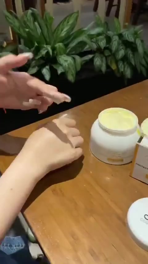 Kem dưỡng trắng da body Mềm hương nước hoa 250gr | BigBuy360 - bigbuy360.vn