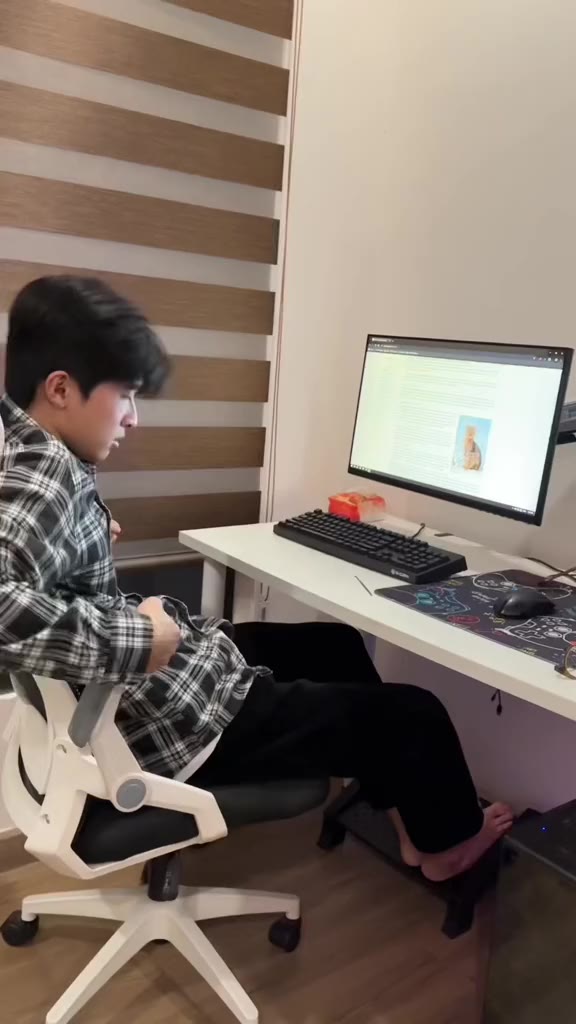 Gối massage cổ vai gáy Takara