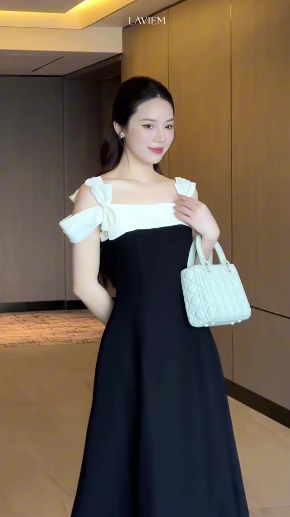 LAVIEM - Váy thiết kế dáng dài màu đen cổ vuông đính nơ - Minda Dress | BigBuy360 - bigbuy360.vn