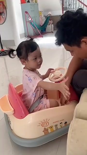 Xe Ô Tô Điện Trẻ Em, Xe Máy Điện Cho Bé Xoay 360 Độ Có Điều Khiển Kèm Nhạc Và Đèn SMTV162