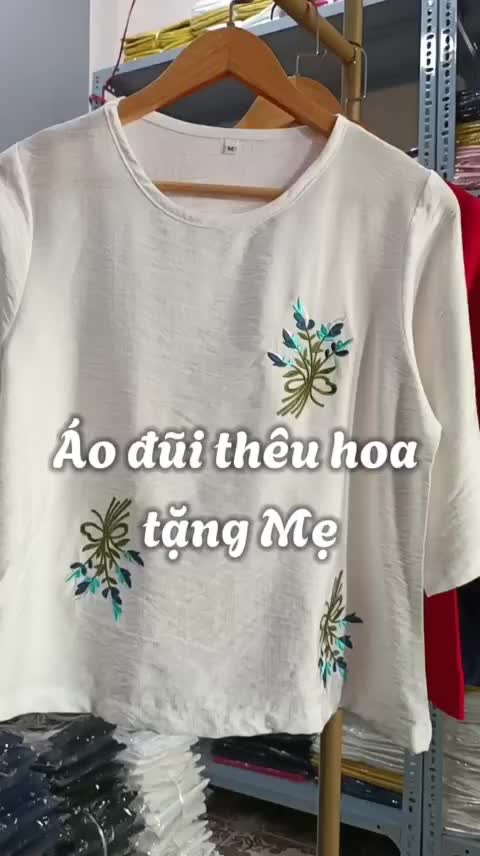 Áo nữ thêu hoa trung niên cổ tròn tay lỡ Mẹ Sam 24h form rộng rãi thoải mái chất liệu đũi mềm nhẹ mát AKH.54 | BigBuy360 - bigbuy360.vn