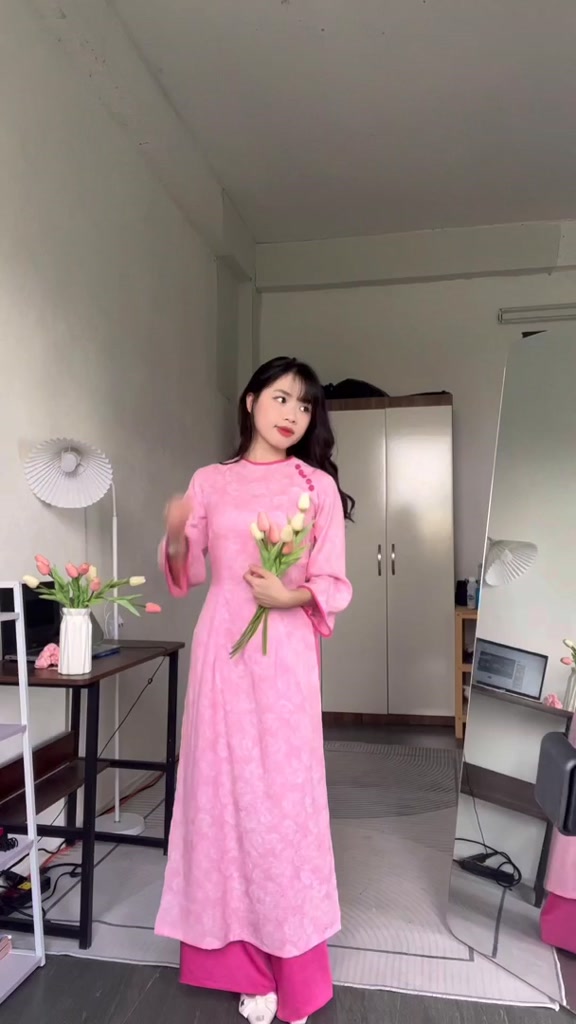 [SẴN HÀNG]Áo dài cách tân, áo dài truyền thống HỒNG ANH cổ tròn viền hồng sen, đính cúc cách điệu hoạ tiết gấm | BigBuy360 - bigbuy360.vn