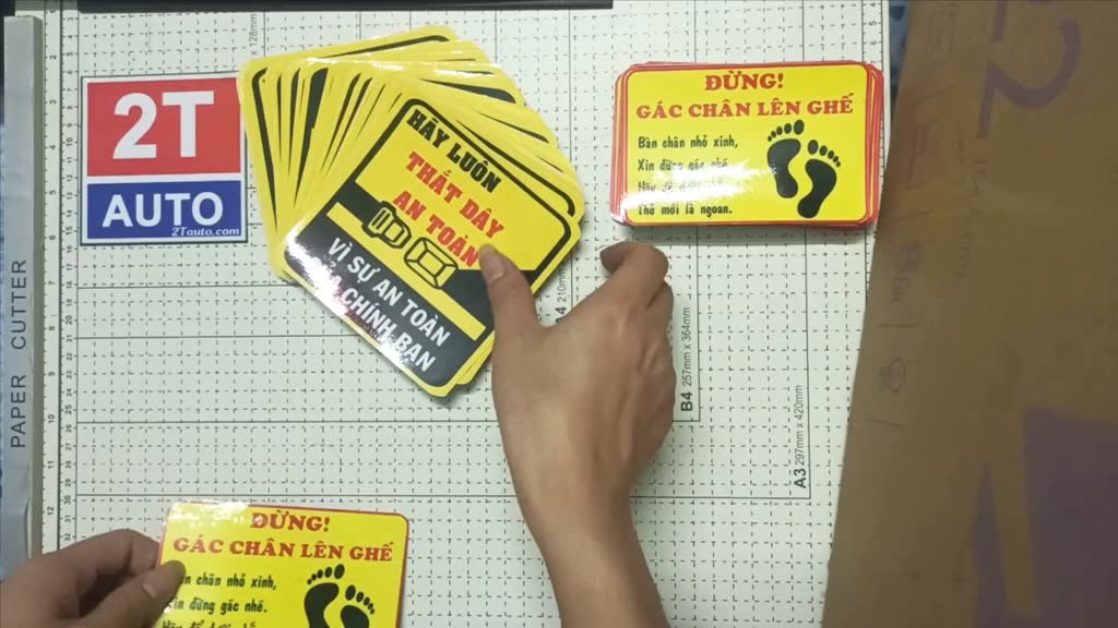 BỘ 2 TEM TRANG TRÍ DÁN GƯƠNG XE HƠI Ô TÔ THỂ THAO