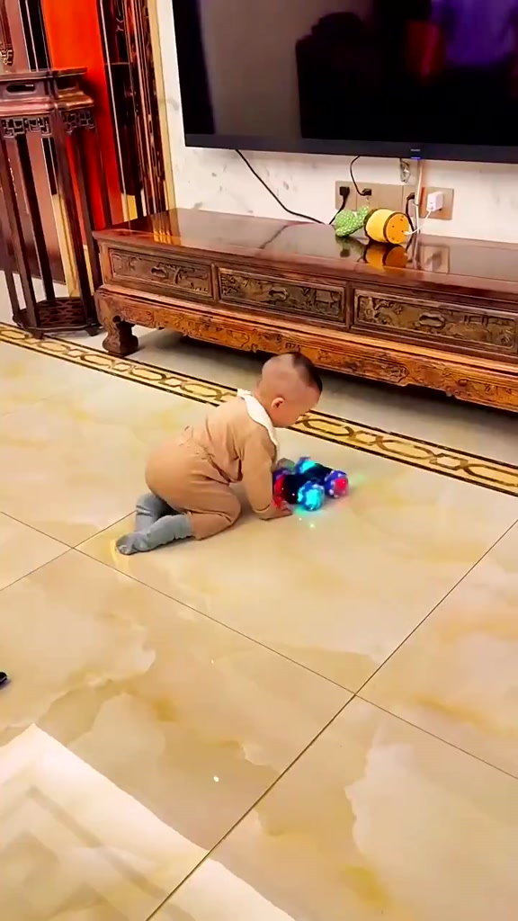 Gợi ý các mẫu xe ô tô đồ chơi có đèn LED cho bé