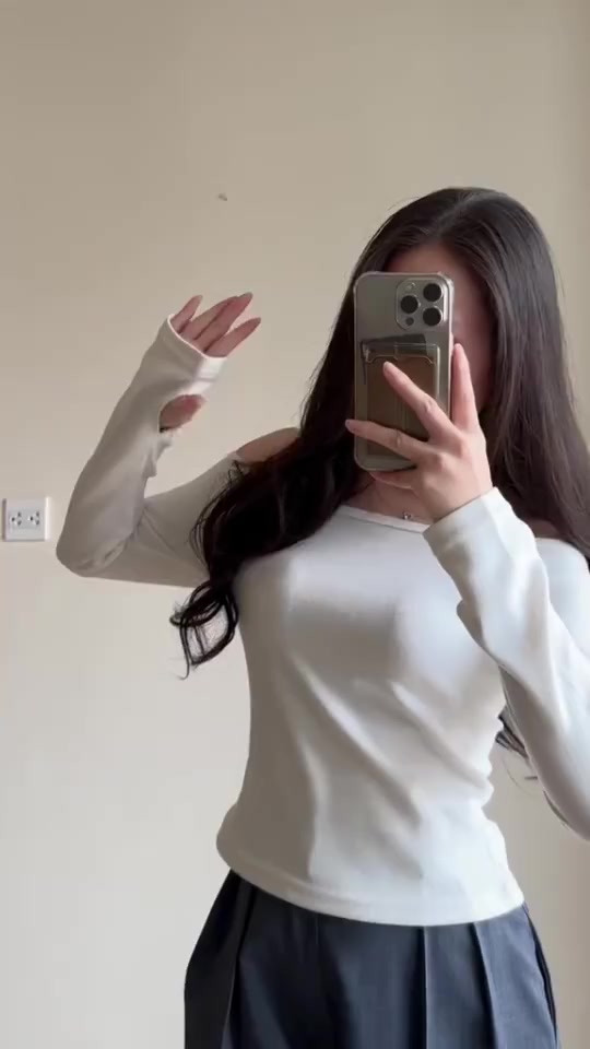 Áo thun trễ vai Beyo áo nữ ôm body dài tay kiểu lệch form dáng vừa T090 | BigBuy360 - bigbuy360.vn