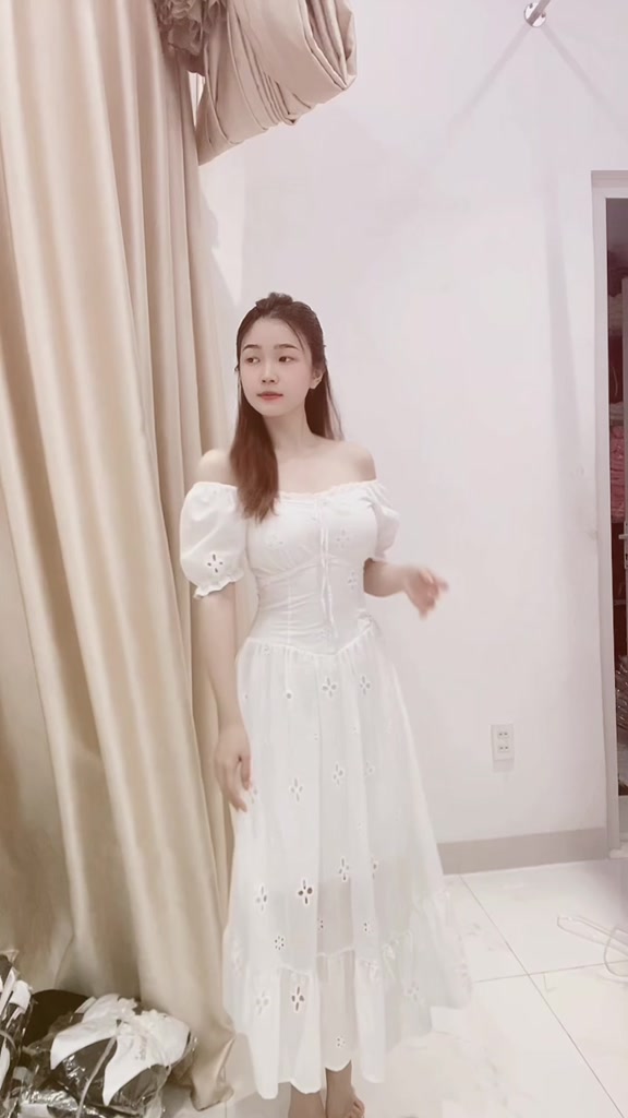 ĐẦM XÔ THÊU HOA TRẮNG NỔI VIỀN REN NGỰC 3 NƠ TUTA DRESS | BigBuy360 - bigbuy360.vn