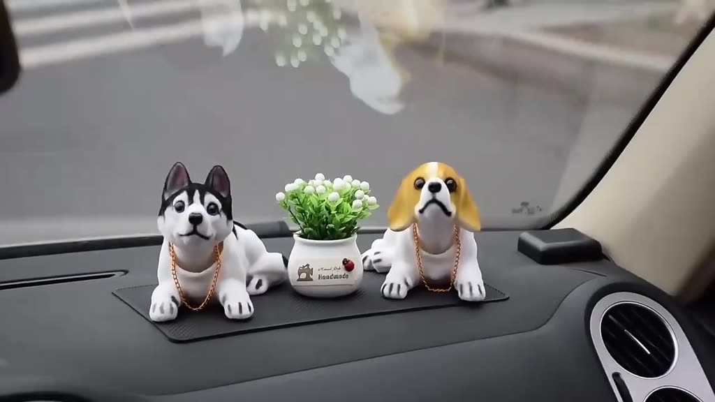 Chó lắc lư đầu trang trí taplo ô tô