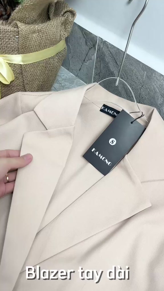 Áo blazer nữ tay dài KAMONG phong cách công sở. | BigBuy360 - bigbuy360.vn
