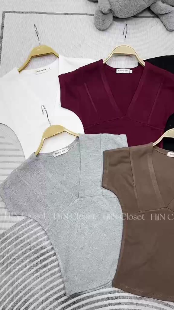 Áo thun nữ cổ tim tay hến ôm body - Áo thun nữ cổ V chất zip co giãn mềm mịn HiiNCloset - 139 | BigBuy360 - bigbuy360.vn